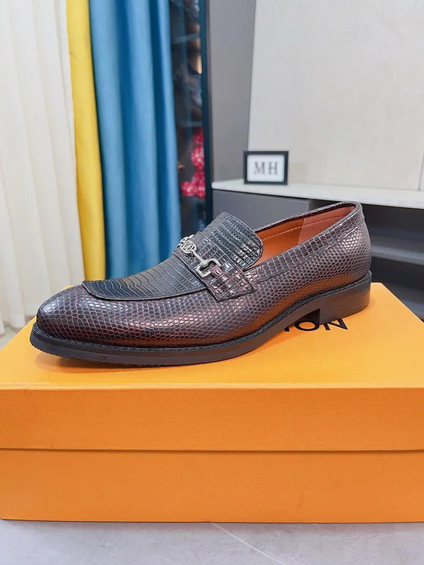 Ex-factory price 458🌹🌹【Louis Vuitton] LV official website synchronizes casual formal leather shoes, imported Italian first-layer calfskin, the leather feels natural and comfortable, and the flowing shoe body design embodies an extraordinary superior wearing experience. Smooth and tight hand-stitched seams achieve extraordinary noble taste. The lining is made of cowhide, which is high-end, comfortable and breathable, telling the man's high-spirited heart. Number of items in stock: 38-44 45 can be customized.